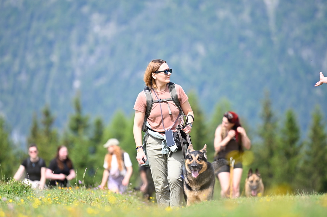 Lena and Snuf during a structured group walk